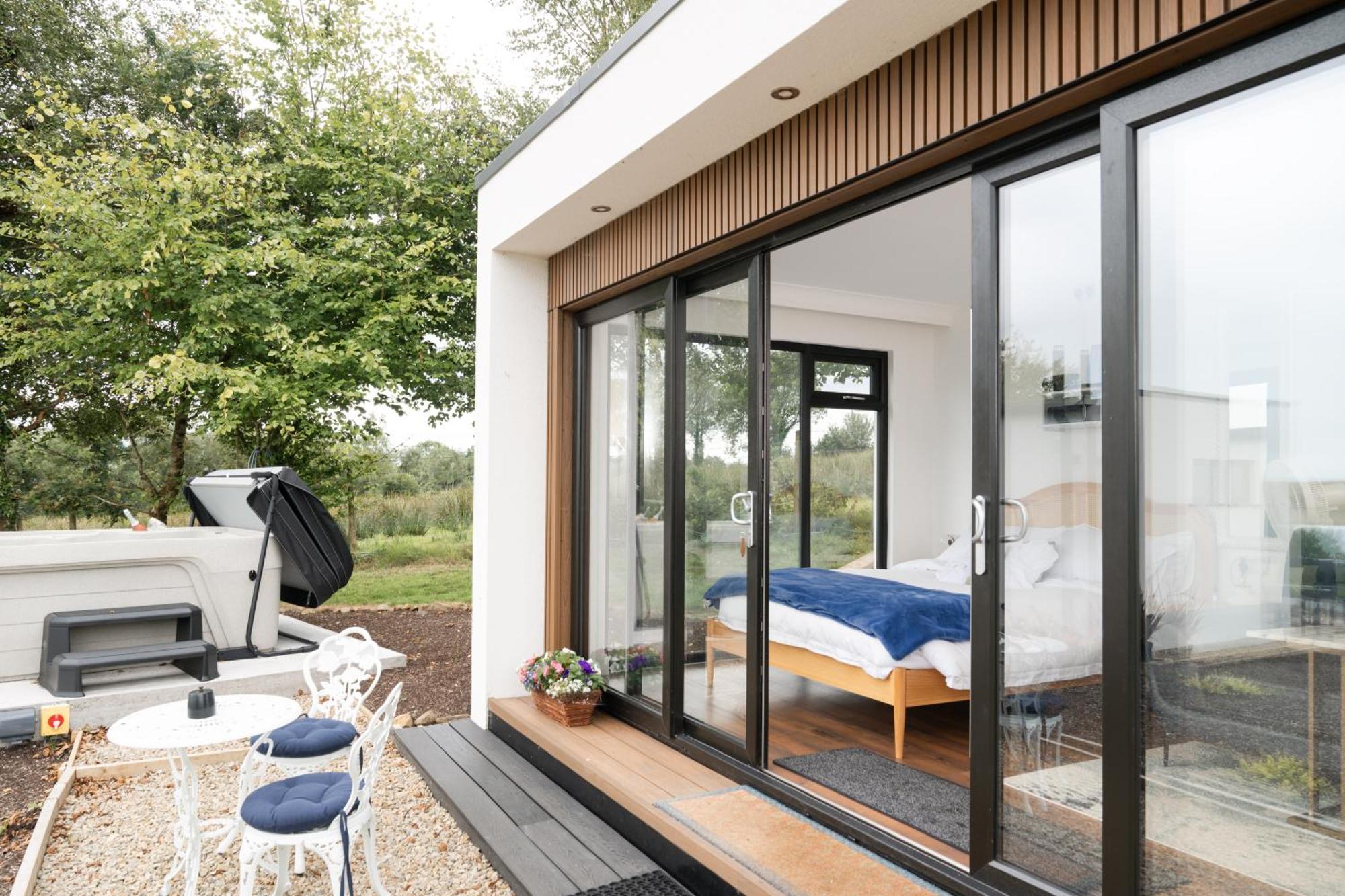 Lakescape - Waterfront Self- Catering Cabins Эннискиллен Экстерьер фото